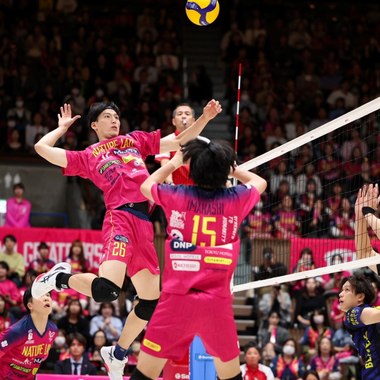 豪尔赫·索莱尔凭借世界大赛中的 3 支关键本垒打荣膺世界大赛 MVP